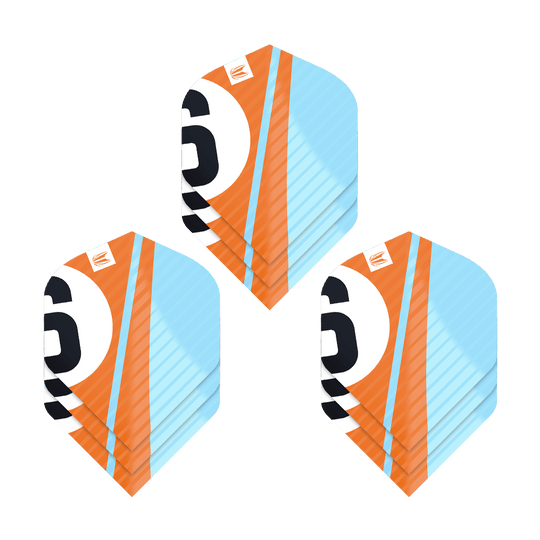 Das Bild zeigt drei Sets von Target Pro Ultra Chicane Orange No2 Standard Flights. Die Flights sind in den Farben Orange, Hellblau, Weiß und Schwarz gestaltet.