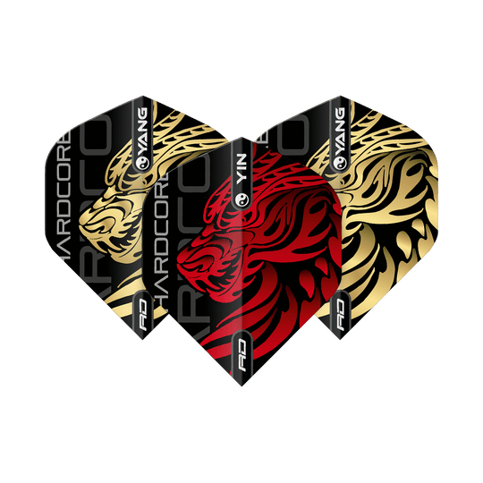 Vols standard Red Dragon Jonny Clayton Gold Red Yin Yang Das Bild zeigt drei Dart-Flights mit einem auffälligen Yin-Yang-Design in Gold und Rot. In der Mitte ist ein roter Tigerkopf auf schwarzem Hintergrund zu sehen, die beiden äußeren Flights zeigen goldene Tigerköpfe.