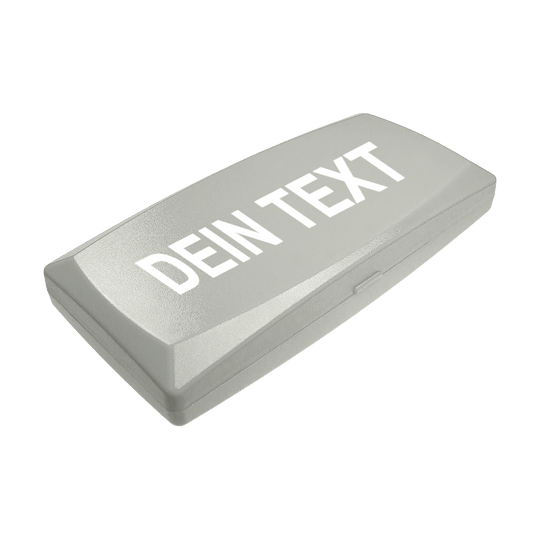 Boîte en ABS avec impression personnalisée Auf dem Bild ist eine graue Kunststoffbox zu sehen. Auf dem Deckel steht in großen weißen Buchstaben "DEIN TEXT".