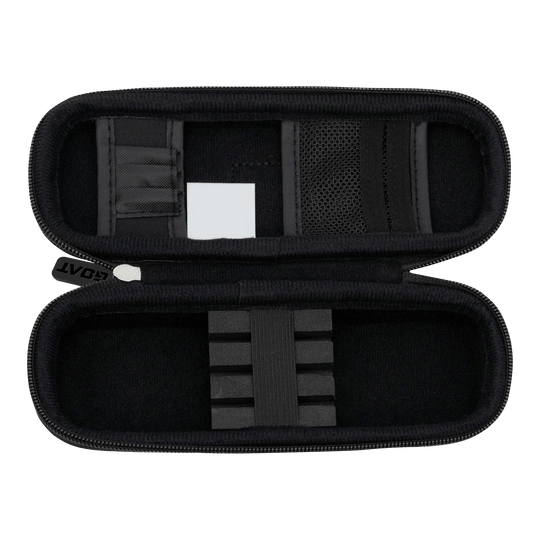Portefeuille à fléchettes GOAT Locker S Das Bild zeigt ein geöffnetes, schwarzes Dart-Etui mit verschiedenen Fächern und Halterungen. Das Produkt heißt "GOAT Locker S Dartwallet" und dient zur sicheren Aufbewahrung von Dartzubehör.