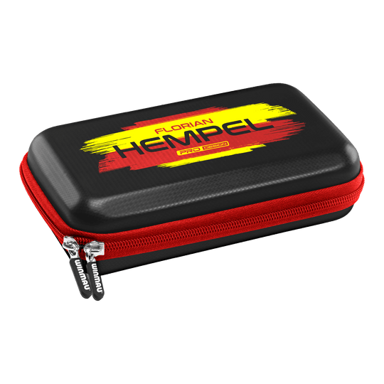 Étui à fléchettes Winmau Florian Hempel Tour Edition Das Bild zeigt das Winmau Florian Hempel Tour Edition Dartcase. Das Etui ist schwarz mit einem roten Reißverschluss und einem gelb-roten Aufdruck.