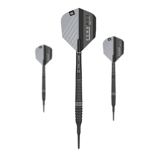Target Echo 14 fléchettes souples Das Bild zeigt drei Softdarts des Modells "Target Echo 14", die nebeneinander angeordnet sind. Die Darts haben schwarze, geriffelte Griffe und silbergraue Flights mit schwarzem Akzent.