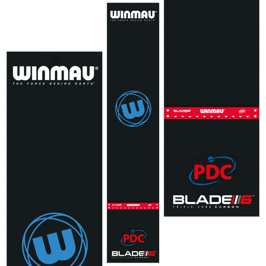 Tapis de fléchettes Winmau Pro-Zone Precision Blade 6 avec Oche Das Bild zeigt die Winmau Pro-Zone Precision Blade 6 Dartmatte mit Oche in schwarzer Farbe mit verschiedenen Logos und Aufdrucken. Die Matte hat große Schriftzüge wie "WINMAU" und "PDC" sowie farbige Markierungen.