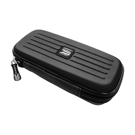 125820_Target_Takoma_Dartwallet_Schwarz_2 Dies ist das Target Takoma Dartwallet, ein robustes Etui zur Aufbewahrung von Darts. Es ist schwarz, hat einen Reißverschluss und das Target-Logo auf der Oberseite.