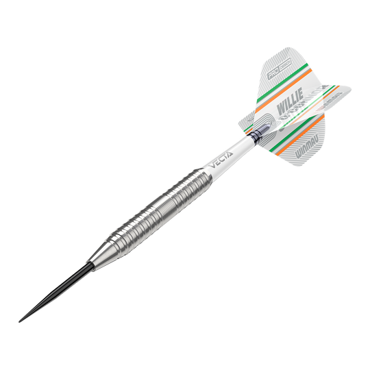 Fléchettes en acier Winmau Willie O'Connor - 23 g Das Bild zeigt einen silbernen Steeldartpfeil mit dem Namen "Winmau Willie O'Connor Steeldarts - 23g". Auf dem Flight sind grüne und orange Streifen sowie der Name "Willie O'Connor" zu sehen.