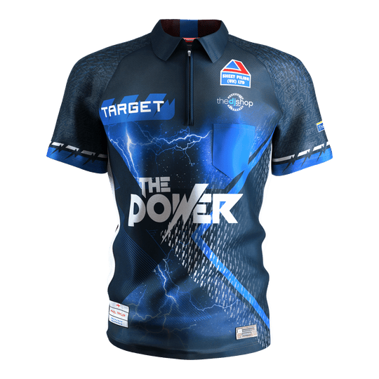 Maillot de fléchettes Target Coolplay Phil Taylor 2025 Das Bild zeigt das "Target Coolplay Phil Taylor 2025 Dartshirt" in dunklem Blau mit auffälligen Blitz- und Schriftzug-Designs. Auf der Vorderseite stehen die Worte "THE POWER" und verschiedene Logos.