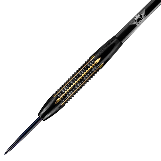 BU24921_BullsNL_Max_Hopp_Maximiser_Shell_Coated_Brass_Steeldarts_2w44pl9pw5E9EG Das Bild zeigt einen BullsNL Max Hopp Maximiser Shell Coated Brass Steeldart mit einem Gewicht von 21g. Der Dart ist schwarz-gold und hat ein markantes, geriffeltes Griffdesign.