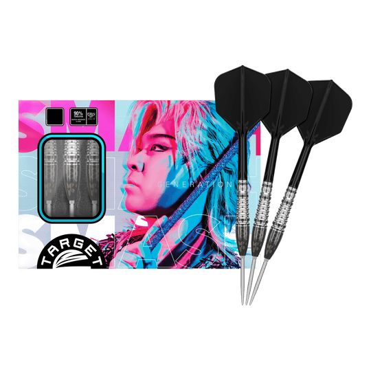Fléchettes en acier Target Japan Junya Koikawa Charm Smash GEN3 Swiss Point - 23 g Das Bild zeigt ein Set von Target Japan Junya Koikawa Charm Smash GEN3 Swiss Point Steeldarts mit einem Gewicht von 23g. Auf der Verpackung ist ein farbenfrohes Porträt abgebildet, daneben sind drei schwarze Steeldarts zu sehen.
