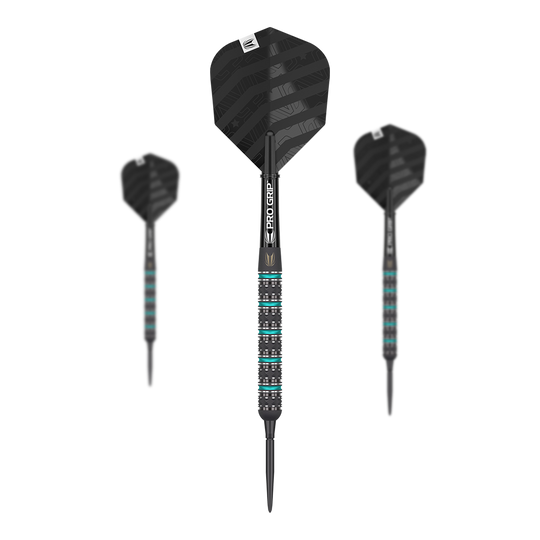 Fléchettes en acier Target Rob Cross Black Edition Swiss Point Auf dem Bild sind drei schwarze Steeldarts mit blauen und silbernen Akzenten zu sehen. Die Flights und Griffe der Darts haben ein modernes, gestreiftes Design.