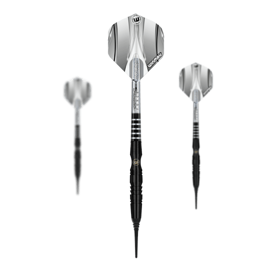 Fléchettes souples Winmau Sniper Black - 20 g Das Bild zeigt drei Winmau Sniper Black Softdarts mit einem Gewicht von 20g. Die Darts haben schwarze Spitzen und silber-schwarze Flights.