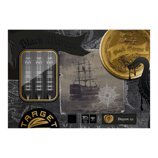Das Bild zeigt die Verpackung der "Target Black Marque Dragon 3 Swiss Point Steeldarts". Auf der Verpackung sind die Darts, ein historisches Segelschiff und ein goldener Münzmotivs zu sehen.