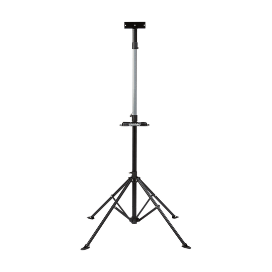 4020_Winmau_Xtreme_Dartboardst-nder_2 Das Bild zeigt den "Winmau Xtreme Dartboard Stand 2", einen stabilen Ständer für Dartboards. Der Ständer besteht aus einem Metallgestell mit vier ausklappbaren Beinen für festen Stand.