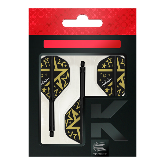 Système d'arbre de vol standard Target Japan K-Flex Hot Shot No2 Das Bild zeigt das Produkt "Target Japan K-Flex Hot Shot No2 Standard Flight-Shaft-System" in seiner Verpackung. Die Flights und Shafts sind schwarz mit goldenen Sternen und Mustern gestaltet.