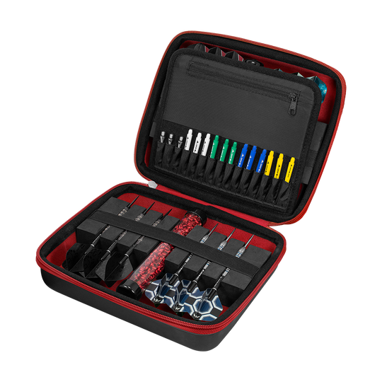 Die Abbildung zeigt ein geöffnetes Dart-Set in einer schwarzen und roten Tasche. Im Inneren sind mehrere Darts, Ersatzteile und Zubehör ordentlich einsortiert.