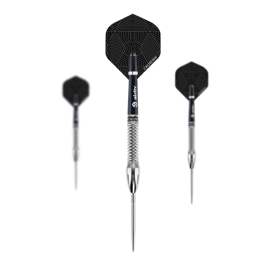 Fléchettes en acier Caliburn Wolfpack W4 - 20 g Das Bild zeigt drei Steeldarts des Produkts „Caliburn Wolfpack W4 Steeldarts - 20g“. Die Darts haben silberne Spitzen und Schäfte sowie schwarze Flights mit geometrischem Muster.