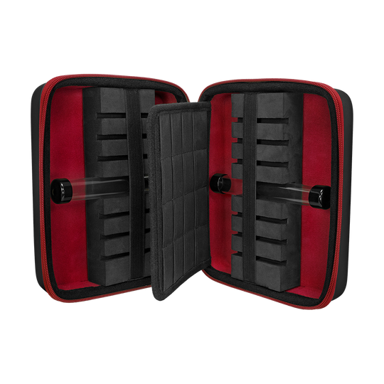 Das Bild zeigt ein geöffnetes Dart-Case mit schwarzem und rotem Innenfutter. Im Inneren befinden sich mehrere Schaumstofffächer zur sicheren Aufbewahrung von Dartpfeilen und Zubehör.
