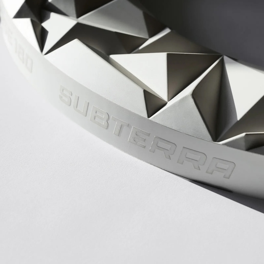 Cadre de cible 3D Precise 180 Subterra - Gris nordique Das Precise 180 3D Dartboard Surround Subterra - Nordic Grey ist auf dem Bild zu sehen. Es bietet einen zusätzlichen Schutz für die Dartscheibe und ist optisch ansprechend.