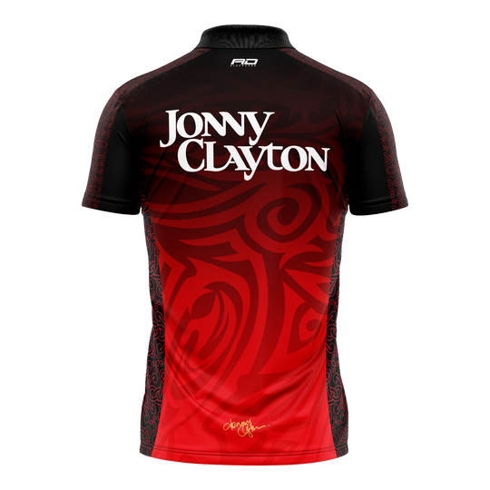 T-shirt de fléchettes Red Dragon Jonny Clayton édition limitée Gezeigt wird das Red Dragon Jonny Clayton Limited Edition Dartshirt. Es handelt sich um eine limitierte Edition, speziell entworfen für Dartliebhaber.