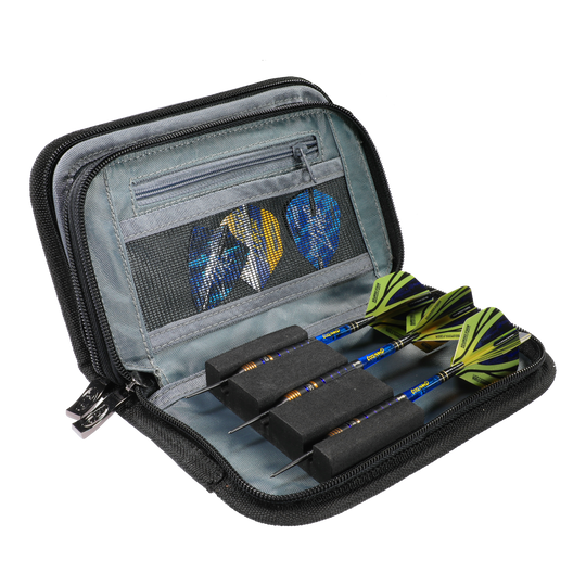Portefeuille de fléchettes Firestone 2 Red Dragon Luke Humphries, champion du monde Das Bild zeigt das Produkt 'Red Dragon Luke Humphries World Champion Firestone 2 Dartwallet'. In dem geöffneten Etui sind drei zusammengebaute Darts und Dartflights ordentlich aufbewahrt.
