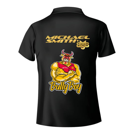 Chemise à fléchettes à rayures blanches Shot Michael Smith Das Bild zeigt die Rückseite eines schwarzen Dartshirts mit dem Namen "Michael Smith" und dem Logo "BSB" in goldener Schrift. Darunter ist eine Comicfigur eines muskulösen Stiers mit dem Schriftzug "Bully Boy" zu sehen.