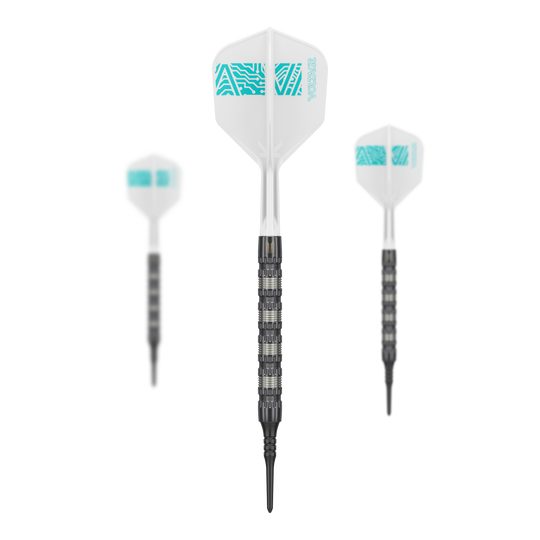 Fléchettes souples Target Rob Cross 95K Swiss Point - 18 g Das Bild zeigt drei Softdarts des Modells „Target Rob Cross 95K Swiss Point“ mit einem Gewicht von 18g. Die Darts haben weiße Flights mit türkisfarbenen Mustern und schwarze, geriffelte Barrels.
