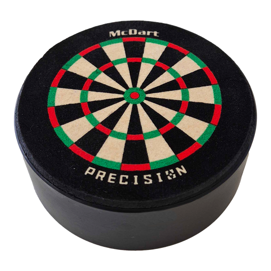 Porte-fléchettes McDart Precision Mini Dartboard Das Bild zeigt die McDart Precision Mini Dartboard Darthalter. Es ist eine kleine, runde Dartscheibe mit farbigen Segmenten und dem Schriftzug "McDart Precision" darauf.