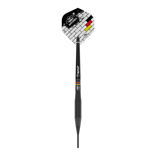 Fléchettes en laiton noir Bulls Martin Schindler The Wall - 18 g Dies ist ein schwarzer Softdart namens "Bulls Martin Schindler The Wall Black Brass" mit einem Gewicht von 18 Gramm. Auf dem Flight sind ein Mauer-Design und die Farben der deutschen Flagge zu sehen.