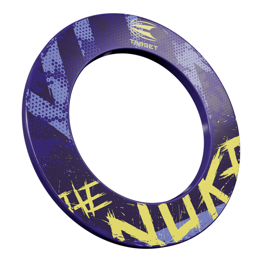 Target Luke Littler Le cercle de fléchettes Nuke Das Bild zeigt eine Dartboard-Umrandung mit dem Namen „Target Luke Littler The Nuke Dartboard Surround“. Die Umrandung ist hauptsächlich lila mit gelben Schriftzügen und Mustern gestaltet.