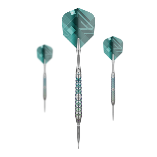 Fléchettes en acier Target Rove 03 Swiss Point Das Bild zeigt drei Target Rove 03 Swiss Point Steeldarts mit silbernem Schaft und blauen Akzenten. Die Flights sind grün-blau gemustert und die Darts stehen vor einem schwarzen Hintergrund.