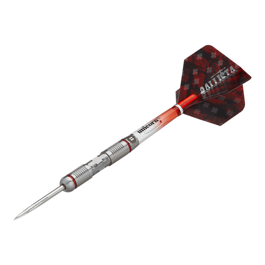 Fléchettes en acier Unicorn Ballista Style 2 Das Bild zeigt den Steeldart "Unicorn Ballista Style 2". Der Dart hat einen silbernen Metallkörper mit roten Akzenten und schwarze Flights mit rotem Muster.