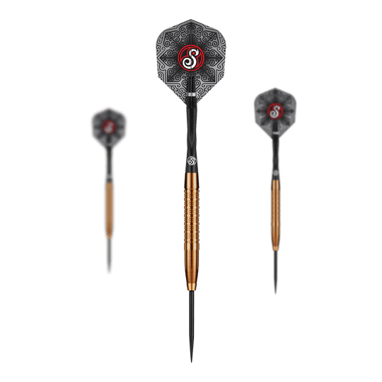 Fléchettes en acier Shot Pro Series Jake Womack - 23 g Das Bild zeigt die Shot Pro Series Jake Womack Steeldarts - 23g. Die Darts haben einen goldfarbenen Schaft und ein schwarzes Flight mit auffälligem Muster und rotem Logo.