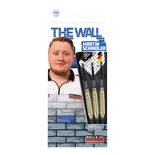 Taureaux Martin Schindler Le Mur Laiton Steeldarts Auf dem Bild ist die Verpackung der "Bulls Martin Schindler The Wall Brass Steeldarts" zu sehen. Sie zeigt ein Foto von Martin Schindler sowie drei Steeldarts mit Messing-Barrels.
