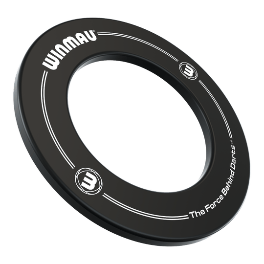 Winmau Dartboard Surround 2022 Das Bild zeigt einen schwarzen Dartboard-Surround-Ring mit der Aufschrift "WINMAU". Am Rand steht außerdem der Slogan "The Force Behind Darts".