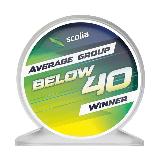 Trophée en verre acrylique Scolia - Gagnant Das Bild zeigt einen Acrylglas-Pokal mit der Beschriftung "SCOPO-B40 Scolia". Es handelt sich um eine Auszeichnung für einen Average unter 40.