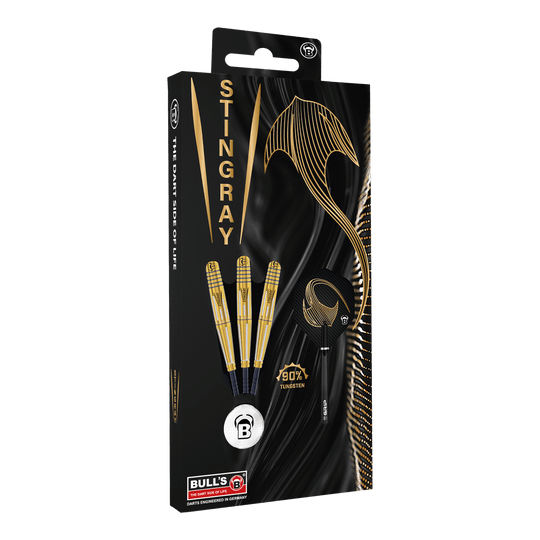 Fléchettes en acier Bulls Stingray ST4 Die Abbildung zeigt die Verpackung der "Bulls Stingray ST4 Steeldarts". Auf der schwarzen Verpackung sind drei goldfarbene Darts sowie ein stilisierter Stachelrochen und Schriftzüge in Gold zu sehen.