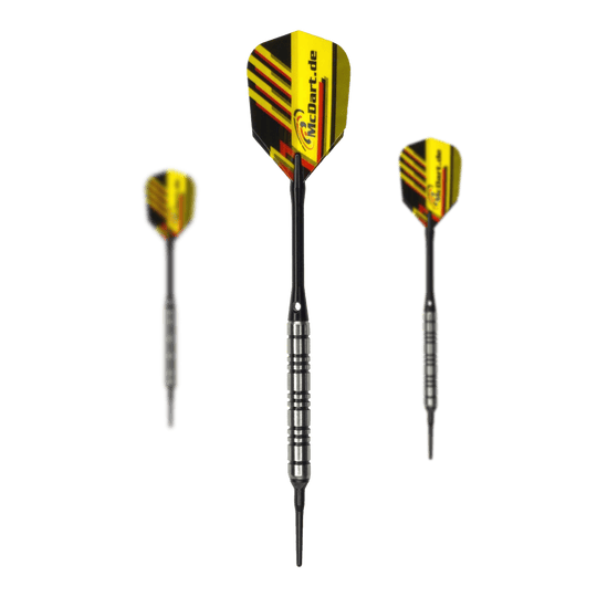 Fléchettes souples McDart 85 Tungsten V2 - 17 g Das Bild zeigt drei Softdarts des Modells "McDart 85er Tungsten V2" mit 17g Gewicht. Die Darts haben gelb-schwarze Flights mit roten Akzenten und einen silbernen Griffbereich.