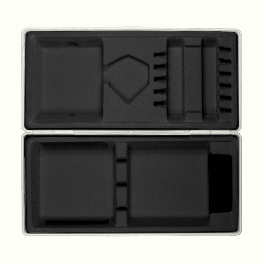Boîte en ABS avec impression personnalisée Die Abbildung zeigt eine geöffnete graue Box mit passgenauen Fächern aus schwarzem Schaumstoff. Die Box liegt auf einem hellgelben Hintergrund.