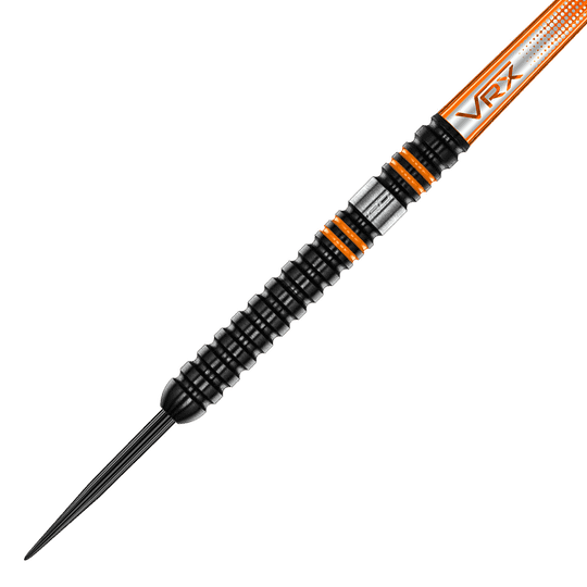 RD2527_Red_Dragon_Amberjack_Pro_1_Steeldarts_2 Das Bild zeigt einen Red Dragon Amberjack Pro 1 Steeldart. Der Dart ist schwarz mit orangenen Akzenten und hat eine Spitze aus Metall.