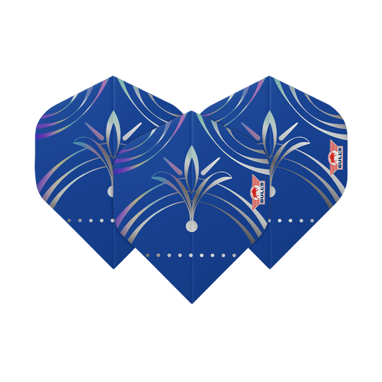 Vols standards Bulls NL Series 100 Silvian No2 Das Bild zeigt drei blaue Dart-Flights mit einem silbernen und lilafarbenen Muster. Auf jedem Flight ist das Logo von Bulls zu sehen.