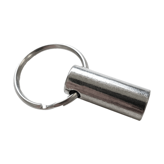 McDart Shaftrestentferner - Silber Das Bild zeigt einen silbernen McDart Shaftrestentferner mit einem Schlüsselring. Das Produkt ist aus Metall und dient zum Entfernen von Dart-Shaftresten.