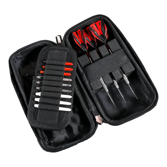 Portefeuille de fléchettes Winmau Armor G1 Das Bild zeigt ein offenes Dart-Etui mit drei zusammengebauten Darts und mehreren Ersatzteilen. Die Darts haben rote und schwarze Flights und das Etui ist schwarz.