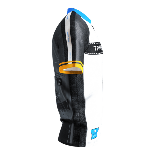Maillot de fléchettes Target Coolplay Chris Dobey 2025 Das Bild zeigt das "Target Coolplay Chris Dobey 2025 Dartshirt" von der Seite. Das Shirt ist überwiegend weiß und schwarz mit gelben und blauen Akzenten.