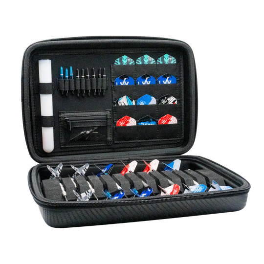 Étui à fléchettes Bulls Orbis XXL - gris carbone Das Bild zeigt das Bulls Orbis XXL Dartcase in Carbongrey, geöffnet mit verschiedenen Darts und Zubehör ordentlich einsortiert. Das Etui bietet viel Platz für Darts, Flights und weiteres Zubehör.