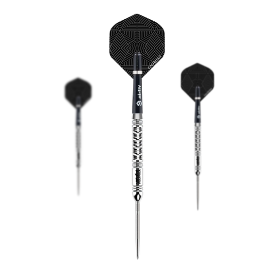 Das Bild zeigt drei Steeldarts des Produkts "Caliburn Wolfpack W1 Steeldarts - 23,5g". Die Darts haben silberne Spitzen und Schäfte mit schwarzen Flights, die geometrische Muster zeigen.