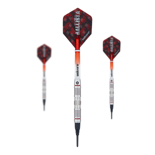 Fléchettes souples Unicorn Ballista Style 2 Das Bild zeigt drei Softdarts des Produkts 'Unicorn Ballista Style 2'. Die Darts haben silberne Schäfte und rote Flights mit dem Aufdruck "Ballista".