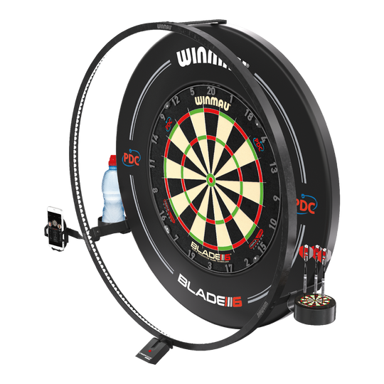 Ensemble d'accessoires plasma Winmau Das Bild zeigt das Winmau Plasma Zubehör Set rund um eine Dartscheibe. Es enthält eine LED-Beleuchtung, Halterungen für ein Handy, eine Trinkflasche und Dartpfeile.