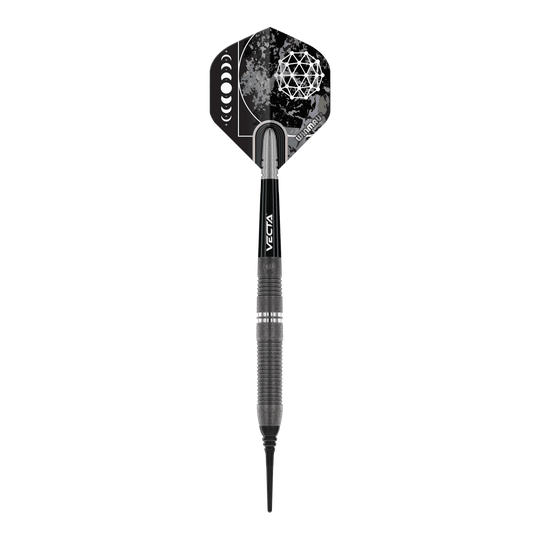 Das Bild zeigt einen Winmau Callisto 03 Softdart mit einem Gewicht von 20 Gramm. Der Dart ist schwarz und silber und hat eine auffällige Flight-Grafik mit geometrischem Muster.