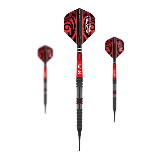 Das Bild zeigt die Red Dragon Jonny Clayton Hiraeth Softdarts mit einem Gewicht von 20g. Die Darts haben ein auffälliges rotes Design mit schwarzen Mustern und silbernen Ringen am Barrel.