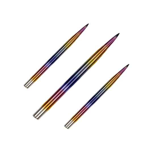 BU57614_BullsNL_Rainbow_Steeldartspitzen_35mm_1 Auf dem Bild sind drei bunte Steeldartspitzen zu sehen. Sie haben eine glänzende Regenbogenbeschichtung und sind parallel angeordnet.
