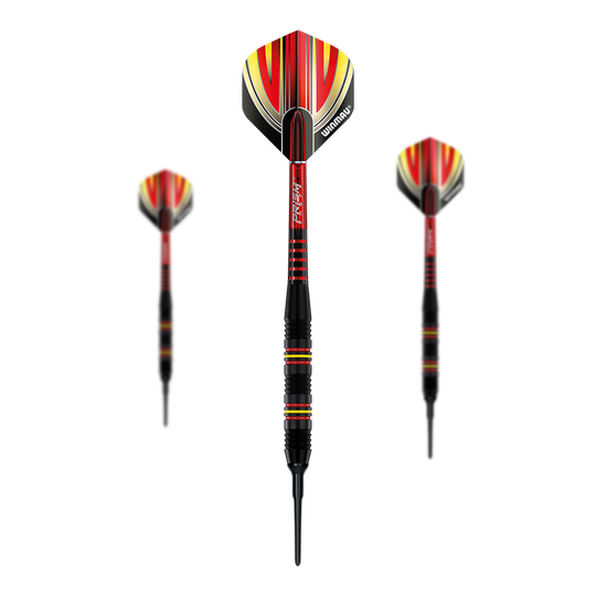 Winmau Outrage V2 Fléchettes souples en laiton avec revêtement noir - 18 g Das Bild zeigt drei Softdarts des Modells "Winmau Outrage V2 Black Coated Brass" mit 18 Gramm Gewicht. Die Darts sind überwiegend schwarz und rot mit gelben Akzenten und haben eine auffällige, moderne Optik.